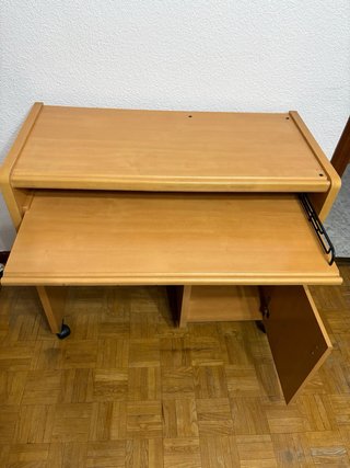 Escritorio de madera con ruedas