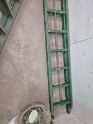 Escalera de madera verde