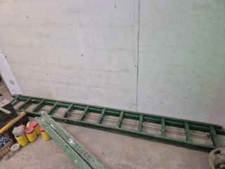Escalera de madera verde