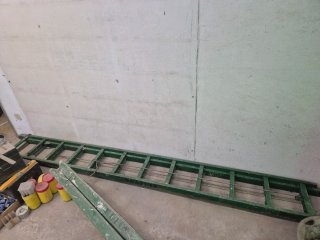Escalera de madera verde