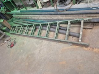Escalera de madera verde