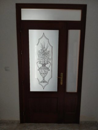 Puerta de madera con cristal decorado