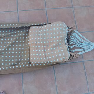 Hamaca de tela con cojines y cuerdas