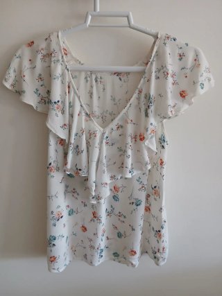 Blusa floral con volantes