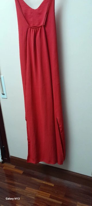 Vestido rojo con abertura a los lados tela caida