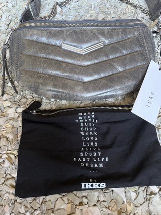 Bolso IKKS gris con cadena plateada