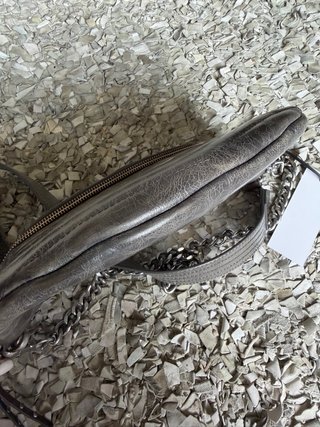 Bolso IKKS gris con cadena plateada