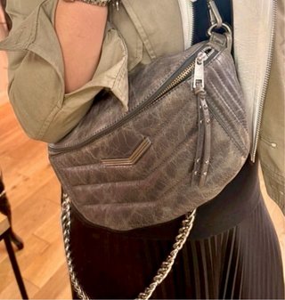 Bolso IKKS gris con cadena plateada