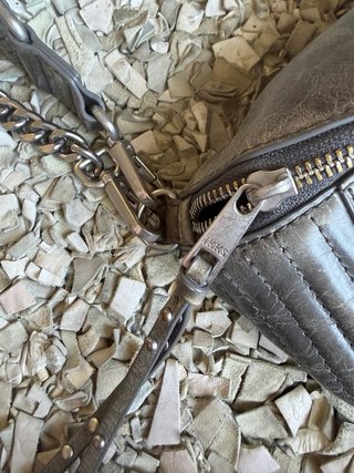 Bolso IKKS gris con cadena plateada