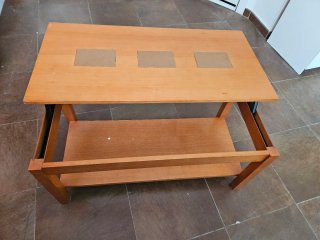 Mesa elevable de madera y metal
