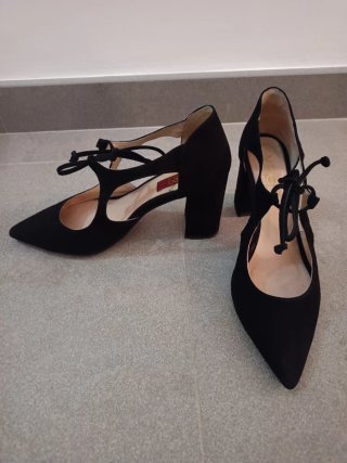 Tacones negros con cordones talla 38
