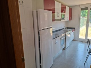 Cocina completa blanca y burdeos