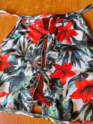 Costume da bagno bikini Tezenis fiori rossi foglie