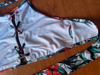 Costume da bagno bikini Tezenis fiori rossi foglie