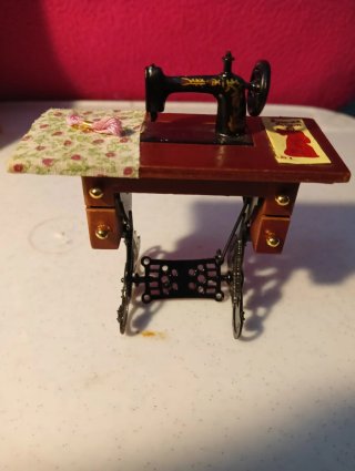 Macchina da cucire in miniatura 1/12