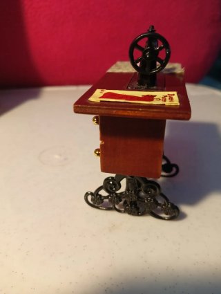 Macchina da cucire in miniatura 1/12