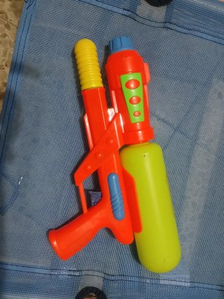 Pistola de agua naranja y verde