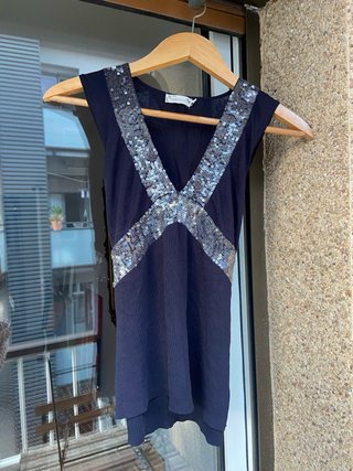 Top azul marino con lentejuelas
