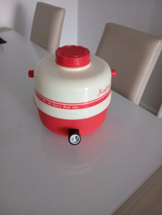 Termo Kool Keg rojo y blanco