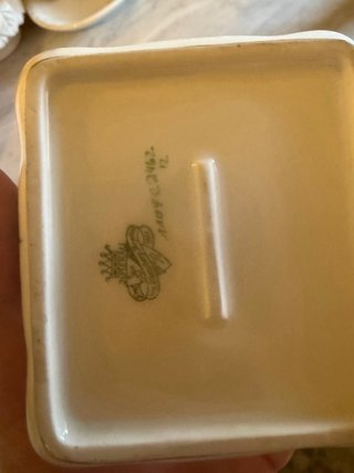 Joyero antiguo con patas doradas