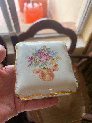 Joyero antiguo con patas doradas