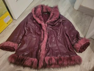 Cazadora púrpura con pelo rosa