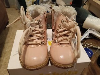 Zapatos niña beige/dorado con lazo cada uno 5€
