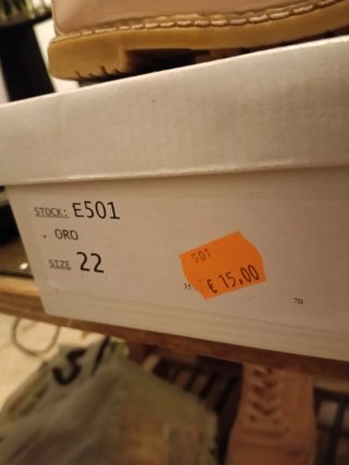 Zapatos niña beige/dorado con lazo cada uno 5€