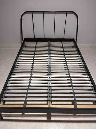 Estructura cama gris con somier del Ikea
