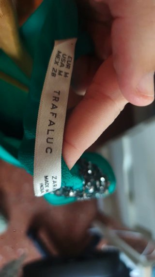 Vestido verde azulado con pedrería