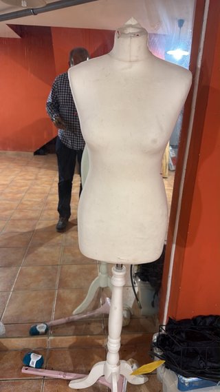 Maniquí de costura beige y blanco