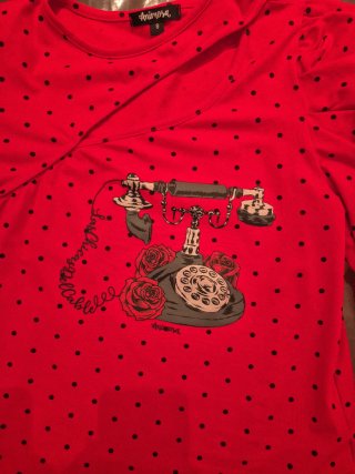 Camiseta roja asimétrica
