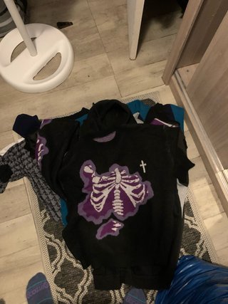 Sudadera con esqueleto morado