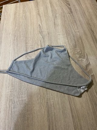 Top plateado brillante con tiras
