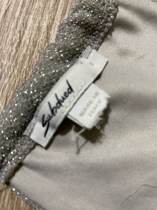 Top plateado brillante con tiras