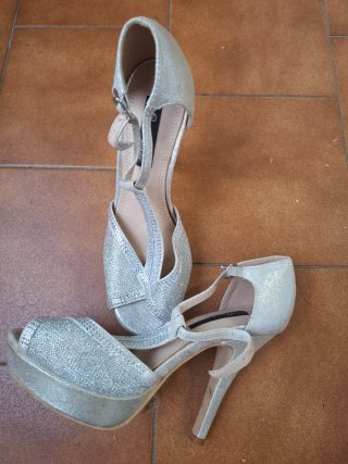 Zapatos de tacón plateados brillantes