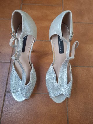 Zapatos de tacón plateados brillantes