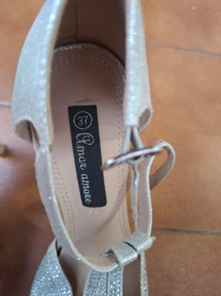 Zapatos de tacón plateados brillantes