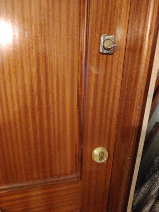 Puerta madera entrada con pomo y cerradura