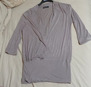 Camiseta  gris cuello drapeado Talla L