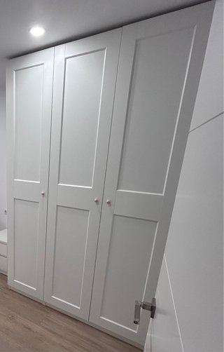 Armario blanco de madera