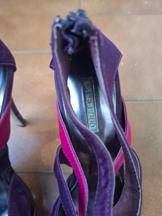 Sandalias de tacón moradas y rosas