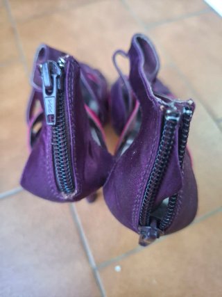Sandalias de tacón moradas y rosas