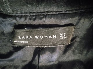 Abrigo Zara gris con capucha de pelo