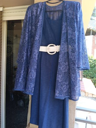 Conjunto vestido+ chaqueta de encaje azul.