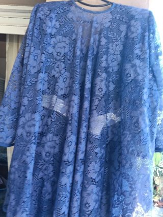 Conjunto vestido+ chaqueta de encaje azul.