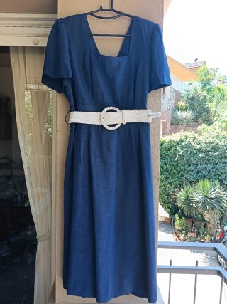 Conjunto vestido+ chaqueta de encaje azul.