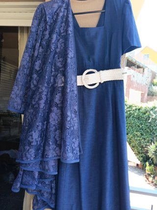 Conjunto vestido+ chaqueta de encaje azul.