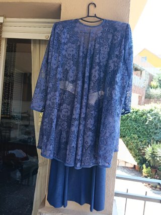 Conjunto vestido+ chaqueta de encaje azul.