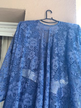Conjunto vestido+ chaqueta de encaje azul.